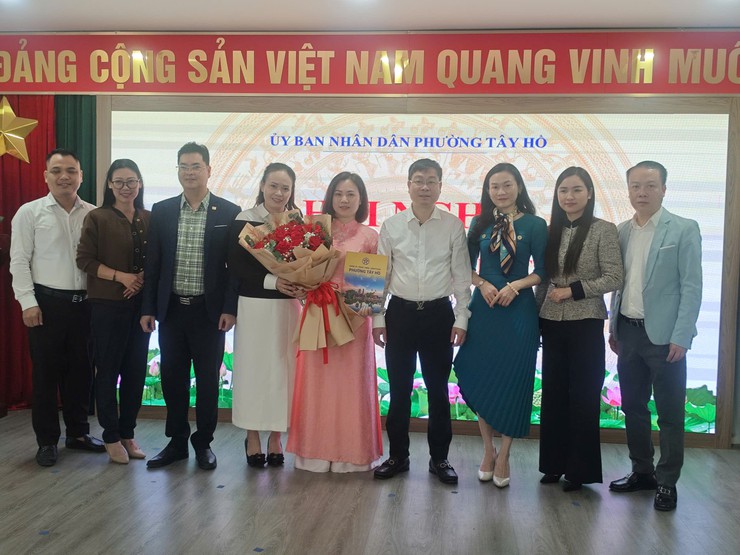 Phường Tây Hồ công bố quyết định về công tác cán bộ tại trường Mầm non Tây Hồ và trường Mầm non Chu Văn An- Ảnh 2.