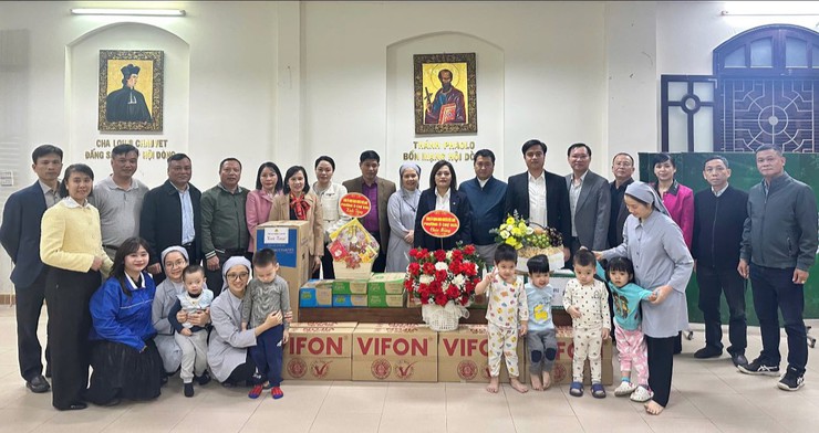 Phường Ô Chợ Dừa : Thăm, chúc mừng Giáng sinh và tổ chức trao quà cho giáo dân có hoàn cảnh khó khăn- Ảnh 1.