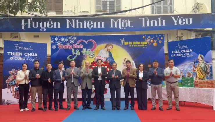 Phường Ô Chợ Dừa : Thăm, chúc mừng Giáng sinh và tổ chức trao quà cho giáo dân có hoàn cảnh khó khăn- Ảnh 2.