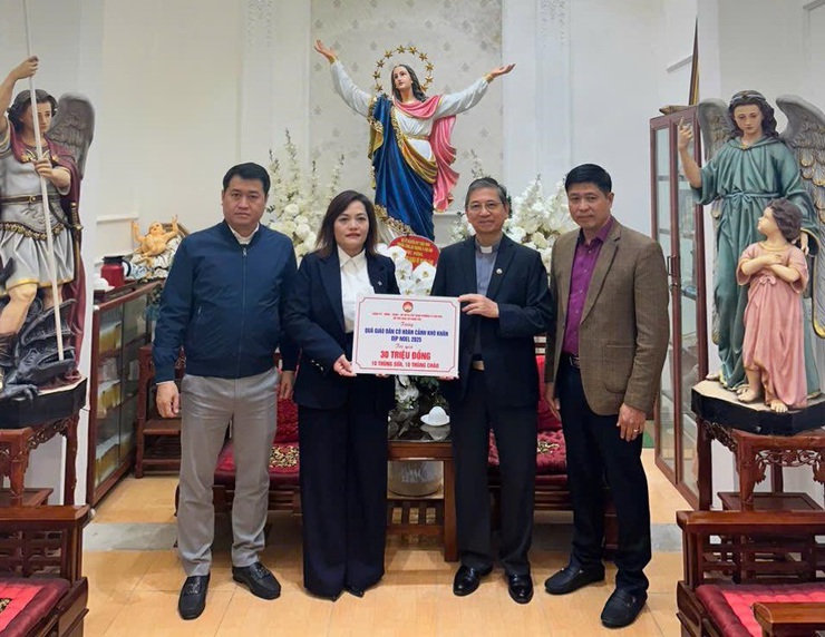 Phường Ô Chợ Dừa : Thăm, chúc mừng Giáng sinh và tổ chức trao quà cho giáo dân có hoàn cảnh khó khăn- Ảnh 3.