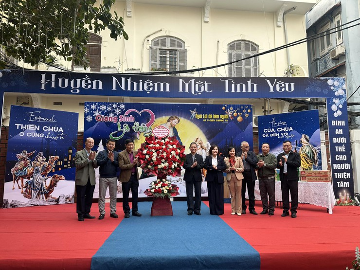 Phường Ô Chợ Dừa : Thăm, chúc mừng Giáng sinh và tổ chức trao quà cho giáo dân có hoàn cảnh khó khăn- Ảnh 4.