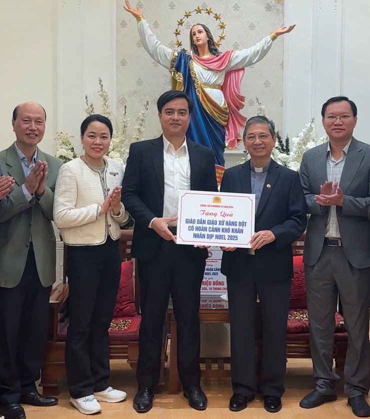 Phường Ô Chợ Dừa : Thăm, chúc mừng Giáng sinh và tổ chức trao quà cho giáo dân có hoàn cảnh khó khăn- Ảnh 5.