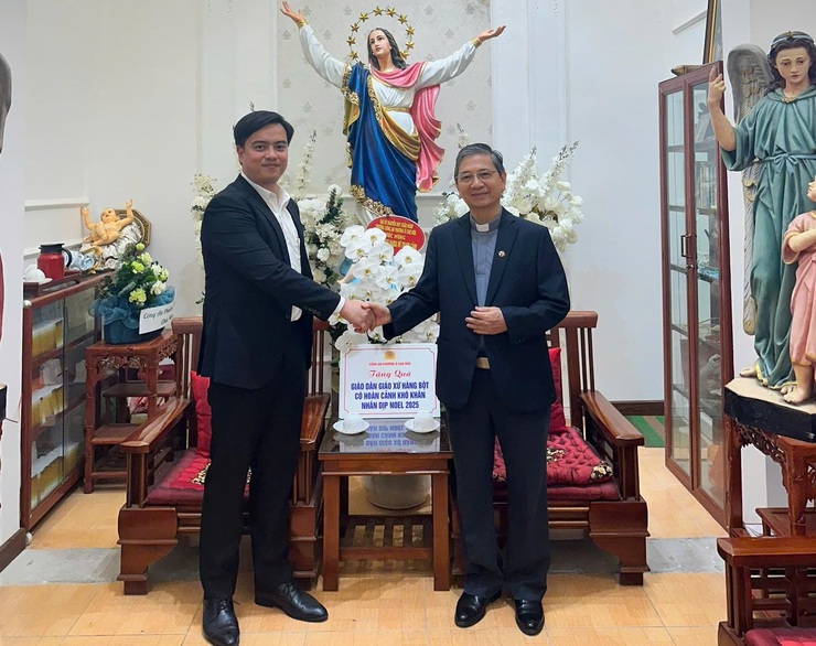 Phường Ô Chợ Dừa : Thăm, chúc mừng Giáng sinh và tổ chức trao quà cho giáo dân có hoàn cảnh khó khăn- Ảnh 6.