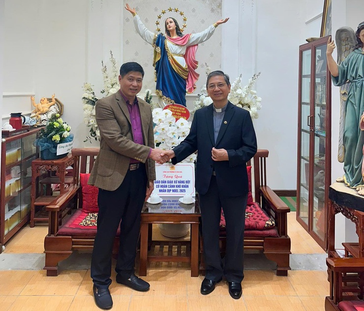 Phường Ô Chợ Dừa : Thăm, chúc mừng Giáng sinh và tổ chức trao quà cho giáo dân có hoàn cảnh khó khăn- Ảnh 7.