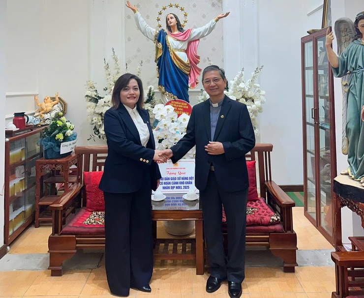 Phường Ô Chợ Dừa : Thăm, chúc mừng Giáng sinh và tổ chức trao quà cho giáo dân có hoàn cảnh khó khăn- Ảnh 8.