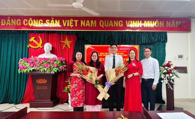 Chi bô trường Tiểu học Thúy Lĩnh tổ chức Lễ kết nạp đảng viên mới- Ảnh 3.