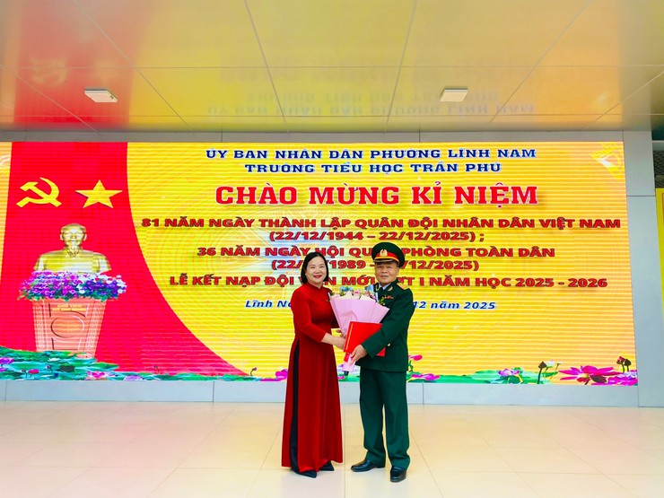 HỌC SINH TRƯỜNG TIỂU HỌC TRẦN PHÚ GIAO LƯU VỚI CÁC BÁC CỰU CHIẾN BINH PHƯỜNG LĨNH NAM 
TỔ CHỨC LỄ KẾT NẠP ĐỘI VIÊN MỚI ĐỢT I, NĂM HỌC 2025 – 2026
- Ảnh 3.