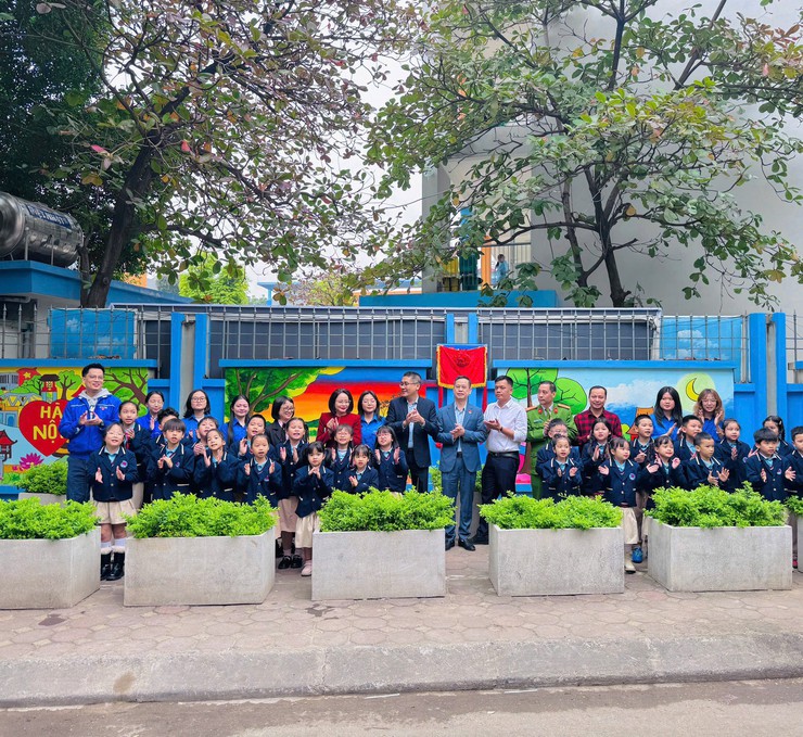 ĐOÀN TNCS HỒ CHÍ MINH PHƯỜNG KIM LIÊN KHÁNH THÀNH "TRANH TƯỜNG BÍCH HỌA" CHÀO MỪNG THÀNH CÔNG ĐẠI HỘI ĐẠI BIỂU ĐOÀN TNCS HỒ CHÍ MINH THÀNH PHỐ HÀ NỘI VÀ KỶ NIỆM 81 NĂM NGÀY THÀNH LẬP QUÂN ĐỘI NHÂN DÂN VIỆT NAM- Ảnh 5.