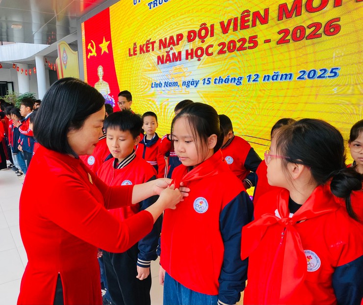 HỌC SINH TRƯỜNG TIỂU HỌC TRẦN PHÚ GIAO LƯU VỚI CÁC BÁC CỰU CHIẾN BINH PHƯỜNG LĨNH NAM 
TỔ CHỨC LỄ KẾT NẠP ĐỘI VIÊN MỚI ĐỢT I, NĂM HỌC 2025 – 2026
- Ảnh 4.