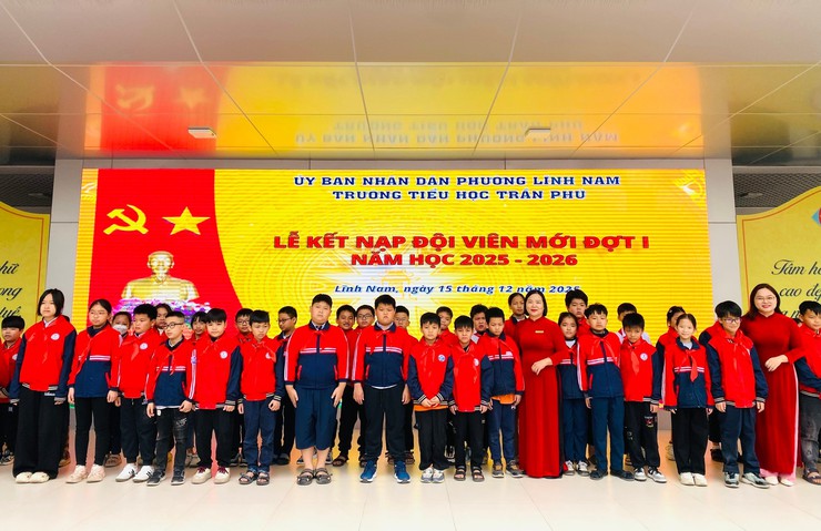 HỌC SINH TRƯỜNG TIỂU HỌC TRẦN PHÚ GIAO LƯU VỚI CÁC BÁC CỰU CHIẾN BINH PHƯỜNG LĨNH NAM 
TỔ CHỨC LỄ KẾT NẠP ĐỘI VIÊN MỚI ĐỢT I, NĂM HỌC 2025 – 2026
- Ảnh 5.