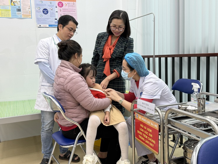 Hà Nội đẩy mạnh tiêm bù, tiêm bổ sung cho những trẻ chưa được tiêm hoặc tiêm chưa đủ trong Chương trình Tiêm chủng mở rộng- Ảnh 1.