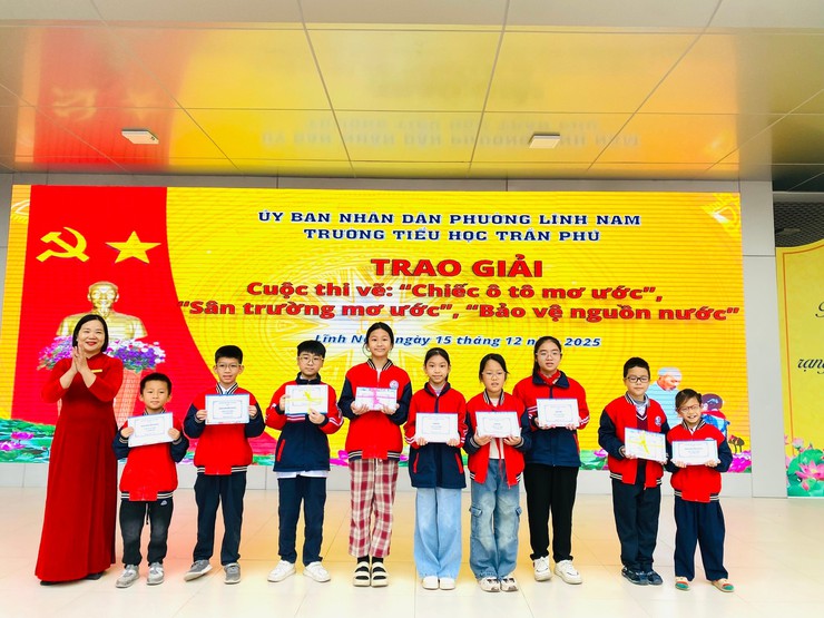 HỌC SINH TRƯỜNG TIỂU HỌC TRẦN PHÚ GIAO LƯU VỚI CÁC BÁC CỰU CHIẾN BINH PHƯỜNG LĨNH NAM 
TỔ CHỨC LỄ KẾT NẠP ĐỘI VIÊN MỚI ĐỢT I, NĂM HỌC 2025 – 2026
- Ảnh 7.