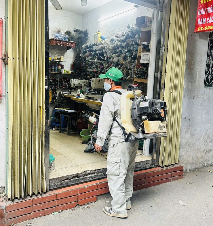 TRẠM Y TẾ PHƯỜNG KIM LIÊN PHUN HÓA CHẤT PHÒNG, CHỐNG SỐT XUẤT HUYẾT ĐỢT 2 NĂM 2025- Ảnh 3.