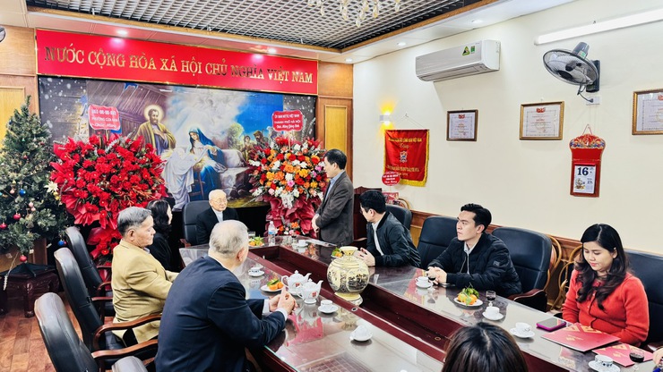 ĐOÀN ĐẢNG ỦY – HĐND – UBND – ỦY BAN MTTQ PHƯỜNG CỬA NAM THĂM, CHÚC MỪNG CÁC CƠ SỞ TÔN GIÁO NHÂN DỊP LỄ GIÁNG SINH 2025- Ảnh 4.