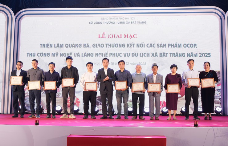 Bát Tràng thúc đẩy quảng bá, giao thương kết nối các sản phẩm OCOP của địa phương- Ảnh 6.