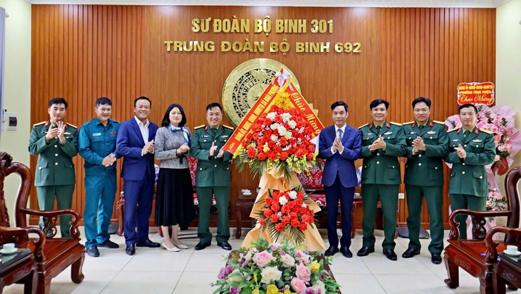 Lãnh đạo xã Đoài Phương chúc mừng các đơn vị quân đội nhân dịp 22/12- Ảnh 1.