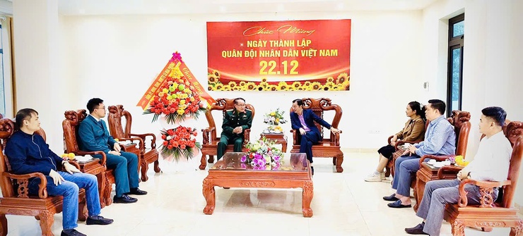 Lãnh đạo xã Đoài Phương chúc mừng các đơn vị quân đội nhân dịp 22/12- Ảnh 5.