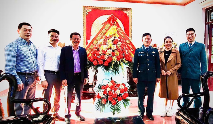 Lãnh đạo xã Đoài Phương chúc mừng các đơn vị quân đội nhân dịp 22/12- Ảnh 2.