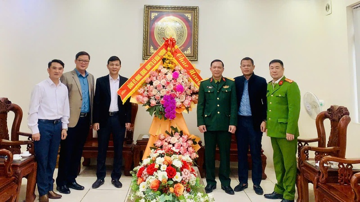 Lãnh đạo xã Đoài Phương chúc mừng các đơn vị quân đội nhân dịp 22/12- Ảnh 4.