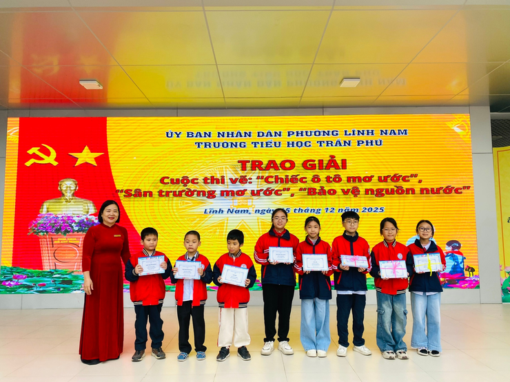 HỌC SINH TRƯỜNG TIỂU HỌC TRẦN PHÚ GIAO LƯU VỚI CÁC BÁC CỰU CHIẾN BINH PHƯỜNG LĨNH NAM 
TỔ CHỨC LỄ KẾT NẠP ĐỘI VIÊN MỚI ĐỢT I, NĂM HỌC 2025 – 2026
- Ảnh 8.