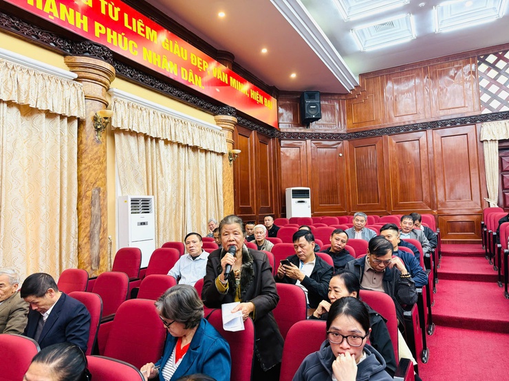 Đại biểu Hội đồng nhân dân phường Từ Liêm tiếp xúc cử tri sau Kỳ họp thường lệ cuối năm 2025- Ảnh 4.