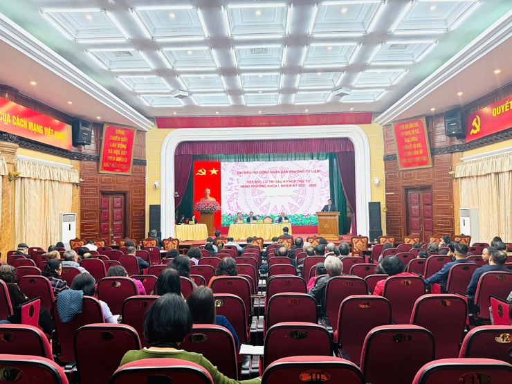 Đại biểu Hội đồng nhân dân phường Từ Liêm tiếp xúc cử tri sau Kỳ họp thường lệ cuối năm 2025- Ảnh 1.