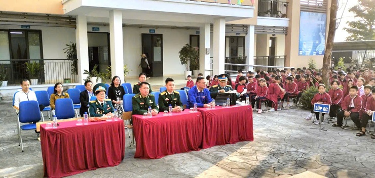 Hội CCB và Đoàn TN xã Vĩnh Thanh phối hợp với Trường Trung học cơ sở Tàm Xá tổ chức Hội nghị "Nói chuyện truyền thống nhân kỷ niệm 81 năm Ngày thành lập Quân đội Nhân dân Việt Nam"- Ảnh 2.