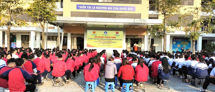 Hội CCB và Đoàn TN xã Vĩnh Thanh phối hợp với Trường Trung học cơ sở Tàm Xá tổ chức Hội nghị "Nói chuyện truyền thống nhân kỷ niệm 81 năm Ngày thành lập Quân đội Nhân dân Việt Nam"- Ảnh 5.