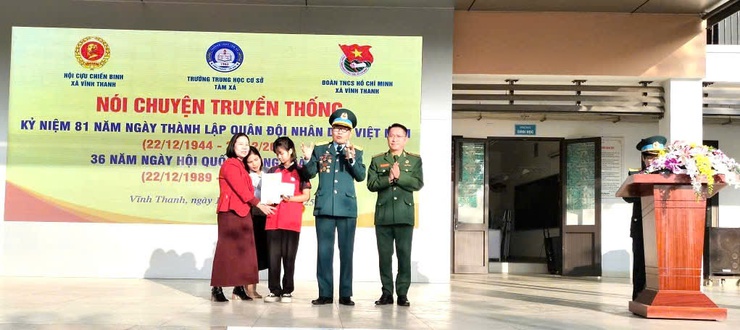 Hội CCB và Đoàn TN xã Vĩnh Thanh phối hợp với Trường Trung học cơ sở Tàm Xá tổ chức Hội nghị "Nói chuyện truyền thống nhân kỷ niệm 81 năm Ngày thành lập Quân đội Nhân dân Việt Nam"- Ảnh 9.