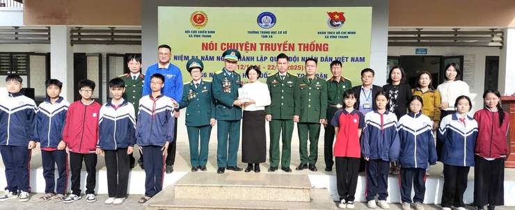 Hội CCB và Đoàn TN xã Vĩnh Thanh phối hợp với Trường Trung học cơ sở Tàm Xá tổ chức Hội nghị "Nói chuyện truyền thống nhân kỷ niệm 81 năm Ngày thành lập Quân đội Nhân dân Việt Nam"- Ảnh 11.