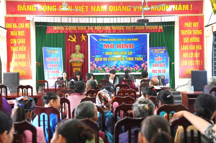 Phát huy hiệu quả mô hình “Nhà văn hoá số – Dịch vụ công đến từng thôn” tại xã Vân Đình- Ảnh 1.
