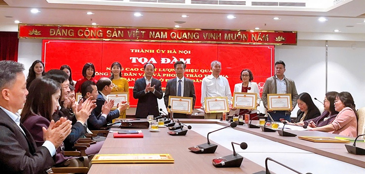 Bí thư Chi bộ tổ dân phố Yên Xá được Chủ tịch UBND thành phố Hà Nội tặng Bằng khen có thành tích xuất sắc trong thực hiện Phong trào thi đua “Dân vận khéo”- Ảnh 3.