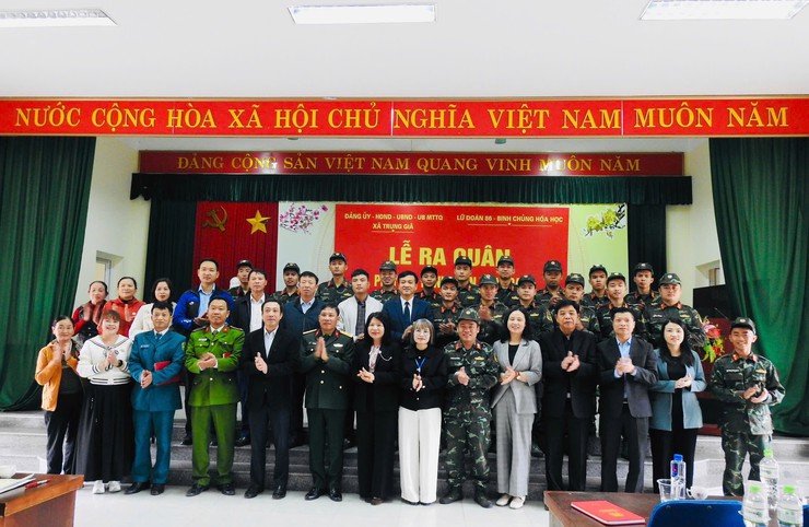 HƠN 200 CÁN BỘ, CHIẾN SĨ RA QUÂN HÀNH QUÂN DÃ NGOẠI LÀM CÔNG TÁC DÂN VẬN TẠI XÃ TRUNG GIÃ- Ảnh 1.