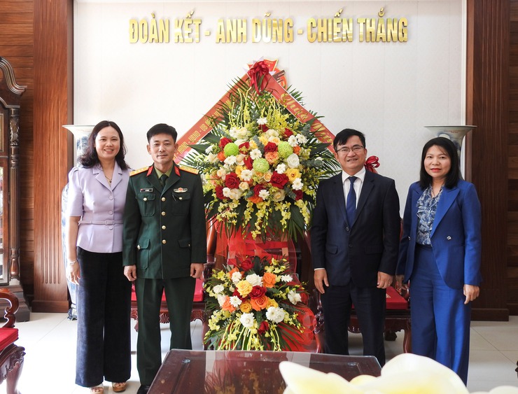 THƯỜNG TRỰC ĐẢNG ỦY XÃ TRUNG GIÃ THĂM, TẶNG QUÀ CÁC ĐƠN VỊ QUÂN ĐỘI NHÂN KỶ NIỆM 81 NĂM NGÀY THÀNH LẬP QĐND VIỆT NAM- Ảnh 1.