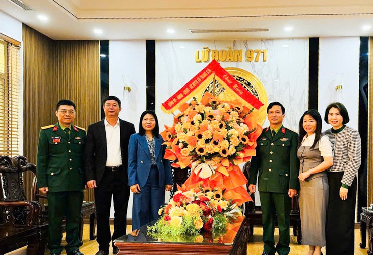 THƯỜNG TRỰC ĐẢNG ỦY XÃ TRUNG GIÃ THĂM, TẶNG QUÀ CÁC ĐƠN VỊ QUÂN ĐỘI NHÂN KỶ NIỆM 81 NĂM NGÀY THÀNH LẬP QĐND VIỆT NAM- Ảnh 2.