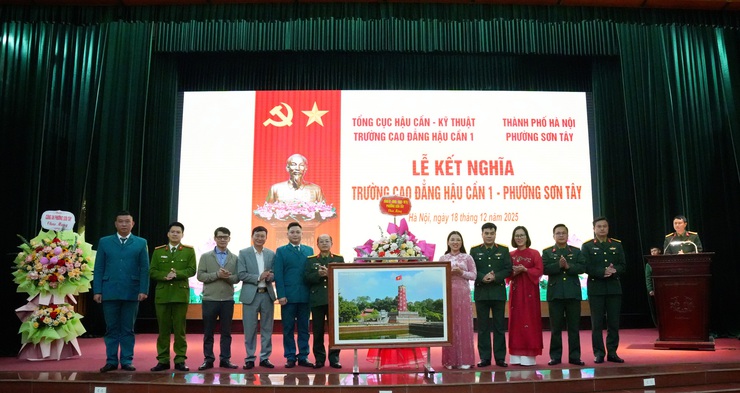 BCH Quân sự phường Sơn Tây ký kết nghĩa với Trường Cao đẳng Hậu cần I- Ảnh 4.