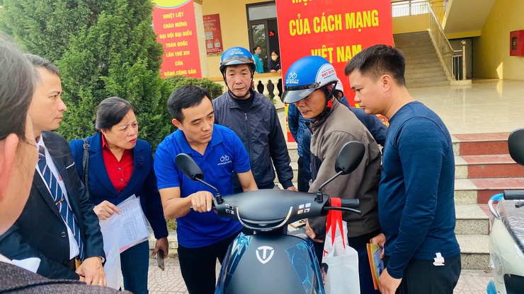 PHƯỢNG DỰC: TRAO NIỀM TIN, GỬI HY VỌNG QUA NHỮNG CHIẾC XE MÁY ĐIỆN NGHĨA TÌNH- Ảnh 2.