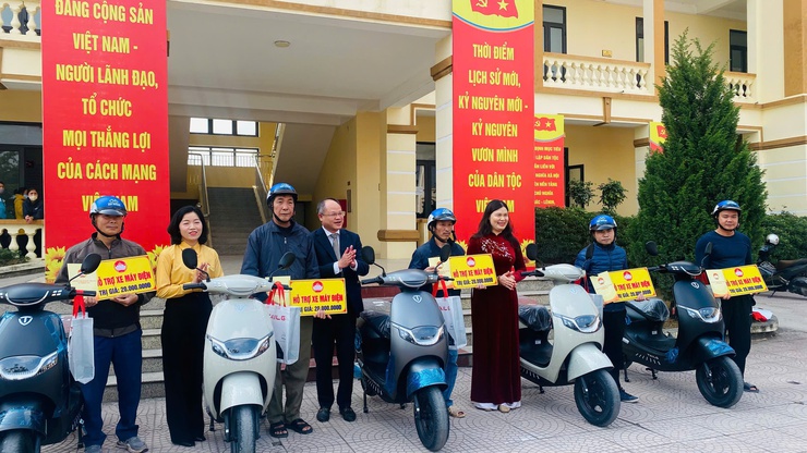 PHƯỢNG DỰC: TRAO NIỀM TIN, GỬI HY VỌNG QUA NHỮNG CHIẾC XE MÁY ĐIỆN NGHĨA TÌNH- Ảnh 1.