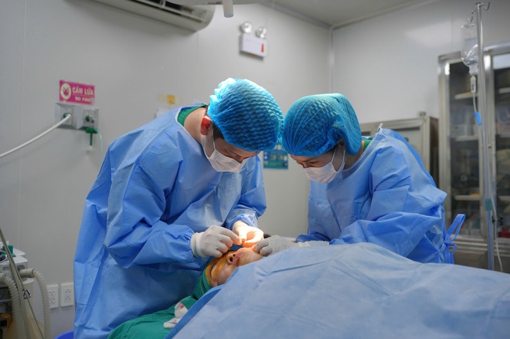 Từ ước mơ làm đẹp cuộc đời đến đôi tay "vàng" làm chủ kỹ thuật trẻ hoá khuôn mặt cho người Việt- Ảnh 2.