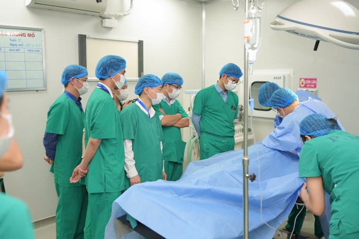 Từ ước mơ làm đẹp cuộc đời đến đôi tay "vàng" làm chủ kỹ thuật trẻ hoá khuôn mặt cho người Việt- Ảnh 3.