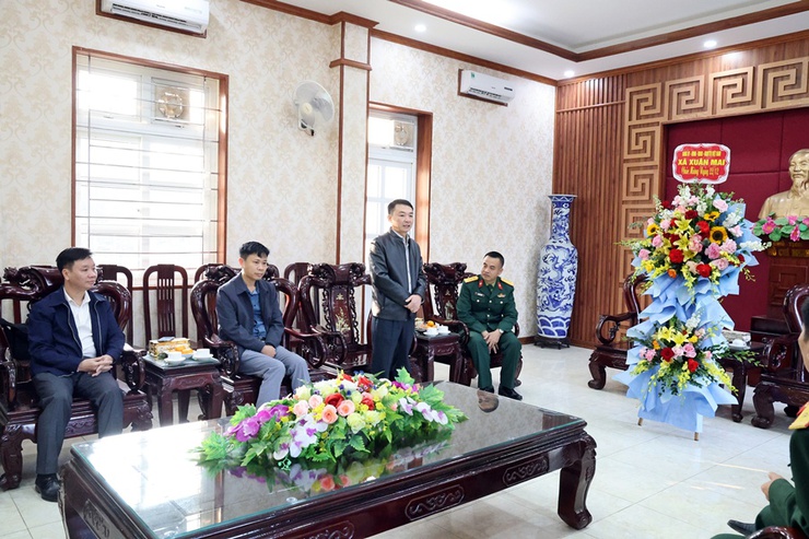 Đồng chí Bí thư Đảng ủy xã Xuân Mai thăm, chúc mừng Kho J106 nhân kỷ niệm Ngày thành lập Quân đội nhân dân Việt Nam- Ảnh 1.