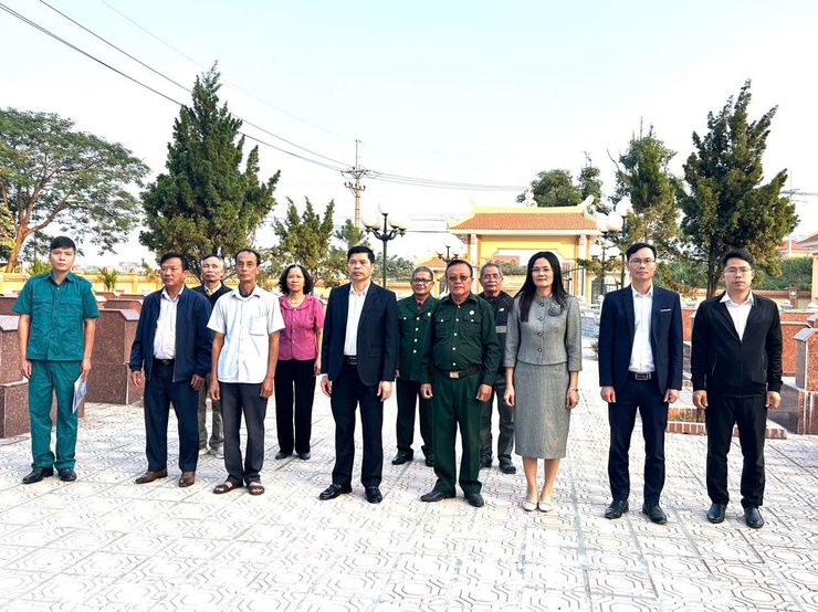 Xã Phúc Lộc tổ chức 6 Đoàn viếng Nghĩa trang Liệt sĩ nhân kỷ niệm 81 năm Ngày thành lập Quân đội nhân dân Việt Nam 22/12- Ảnh 7.