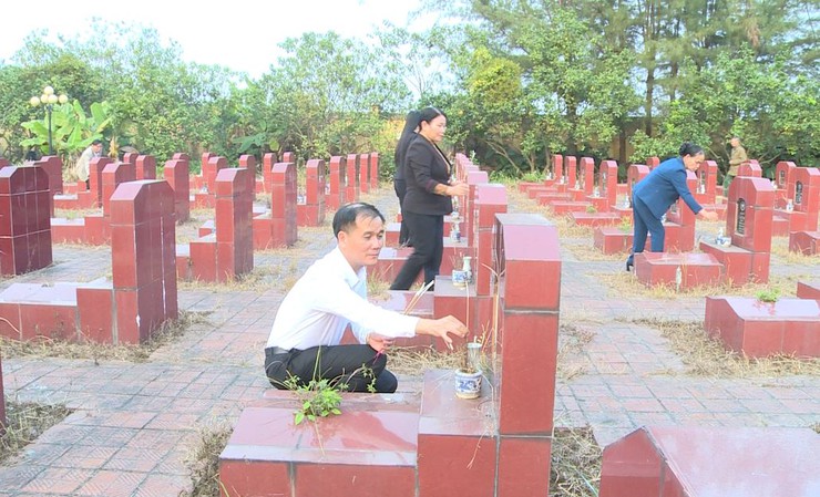 Xã Phúc Lộc tổ chức 6 Đoàn viếng Nghĩa trang Liệt sĩ nhân kỷ niệm 81 năm Ngày thành lập Quân đội nhân dân Việt Nam 22/12- Ảnh 3.