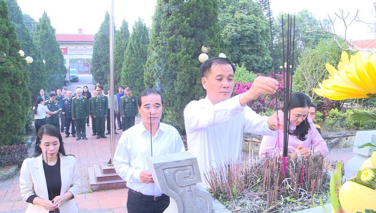 Xã Phúc Lộc tổ chức 6 Đoàn viếng Nghĩa trang Liệt sĩ nhân kỷ niệm 81 năm Ngày thành lập Quân đội nhân dân Việt Nam 22/12- Ảnh 2.