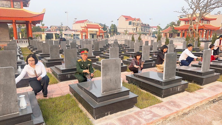 Xã Phúc Lộc tổ chức 6 Đoàn viếng Nghĩa trang Liệt sĩ nhân kỷ niệm 81 năm Ngày thành lập Quân đội nhân dân Việt Nam 22/12- Ảnh 4.
