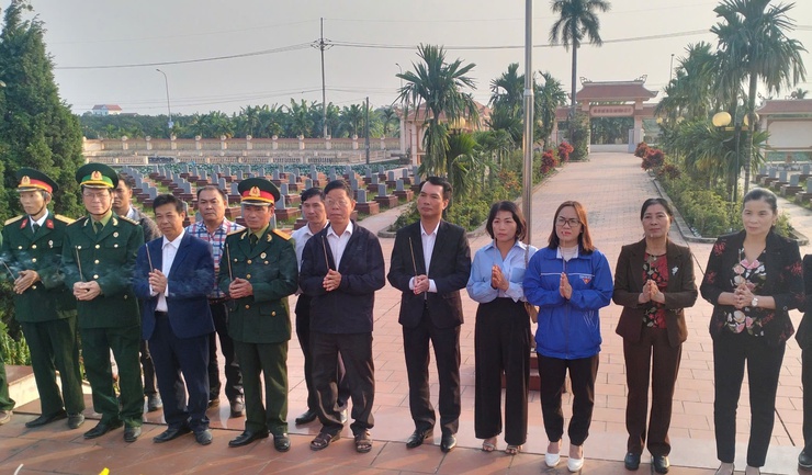 Xã Phúc Lộc tổ chức 6 Đoàn viếng Nghĩa trang Liệt sĩ nhân kỷ niệm 81 năm Ngày thành lập Quân đội nhân dân Việt Nam 22/12- Ảnh 8.
