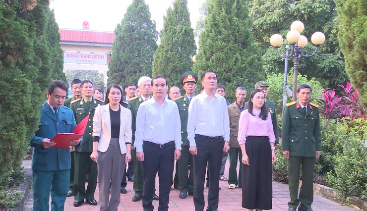 Xã Phúc Lộc tổ chức 6 Đoàn viếng Nghĩa trang Liệt sĩ nhân kỷ niệm 81 năm Ngày thành lập Quân đội nhân dân Việt Nam 22/12- Ảnh 1.