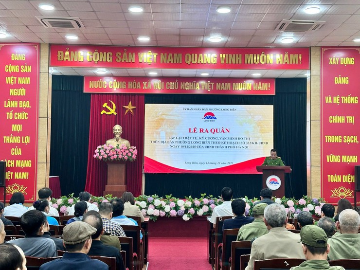 Phường Long Biên tổ chức lễ ra quân triển khai Kế hoạch số 332/KH-UBND của UBND thành phố Hà Nội về giải quyết điểm nghẽn trật tự đô thị- Ảnh 1.