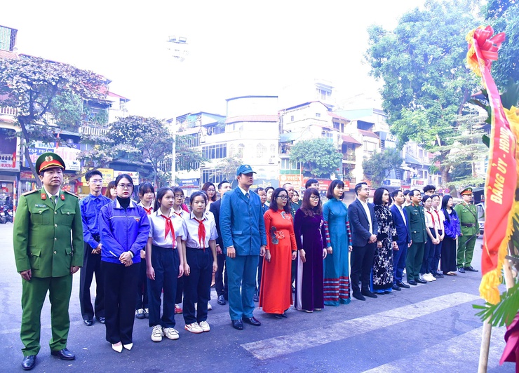 PHƯỜNG HOÀN KIẾM DÂNG HƯƠNG TƯỞNG NIỆM CÁC ANH HÙNG LIỆT SĨ, NHÂN DỊP KỶ NIỆM 79 NĂM NGÀY TOÀN QUỐC KHÁNG CHIẾN (19/12/1946 – 19/12/2025)- Ảnh 2.