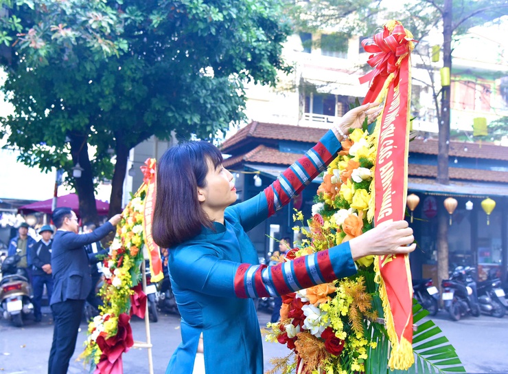 PHƯỜNG HOÀN KIẾM DÂNG HƯƠNG TƯỞNG NIỆM CÁC ANH HÙNG LIỆT SĨ, NHÂN DỊP KỶ NIỆM 79 NĂM NGÀY TOÀN QUỐC KHÁNG CHIẾN (19/12/1946 – 19/12/2025)- Ảnh 3.